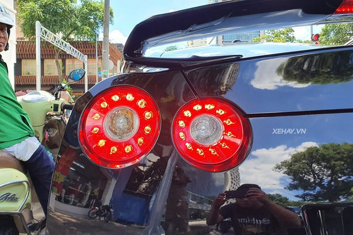 Về truyền động, Nissan GT-R đời 2009 trong bài viết được trang bị khối động cơ V6 tăng áp kép 3.8L, sản sinh công suất tối đa 478 mã lực và 588 Nm mô-men xoắn cực đại. Đi kèm với đó là hộp số bán tự động 6 cấp và hệ dẫn động 4 bánh toàn thời gian. Từ đó, GT-R chỉ mất khoảng thời gian 3,5 giây để tăng tốc từ 0 - 100 km/h, trước khi đạt vận tốc tối đa tới 309 km/h.
