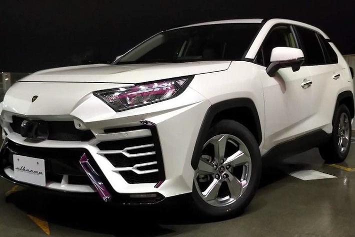 Qua những hình ảnh được đăng lên mạng, có thể thấy gói độ Albermo XR51 bao gồm cản trước mới rõ ràng lấy cảm hứng từ siêu xe Lamborghini Urus. Điều này được thể hiện rõ qua lưới tản nhiệt, hốc gió trung tâm và khe gió 2 bên. Trong 2 khe gió này cũng có nan hình chữ Y nằm ngang, giống hệt của Lamborghini Urus.