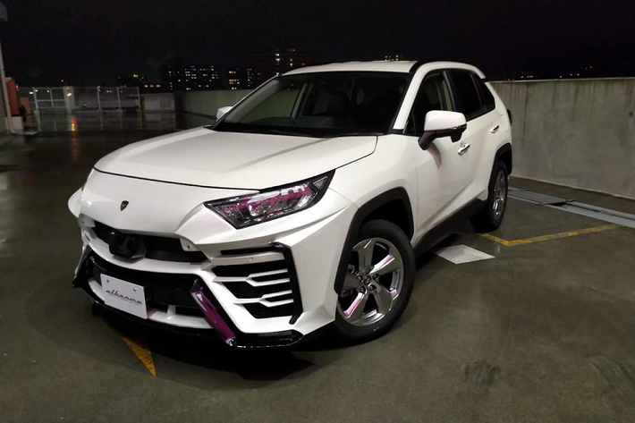 Chính thức trình làng vào hồi tháng 12/2017, Urus hiện là mẫu siêu xe rẻ nhất của thương hiệu Lamborghini. Tuy nhiên, siêu SUV Lamborghini Urus vẫn có giá khởi điểm khoảng 207.000 USD (tương đương 4,85 tỷ đồng) và nằm ngoài tay với của nhiều người.