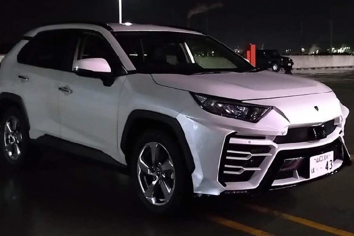 Với những người đam mê Lamborghini Urus mà không đủ tiền, hãng độ Albermo đến từ tỉnh Yamaguchi của Nhật Bản đã có giải pháp. Mới đây, công ty này đã tung ra gói độ mang tên XR51 để biến mẫu SUV cỡ C Toyota RAV4 thế hệ hiện tại thành siêu xe Lamborghini Urus.