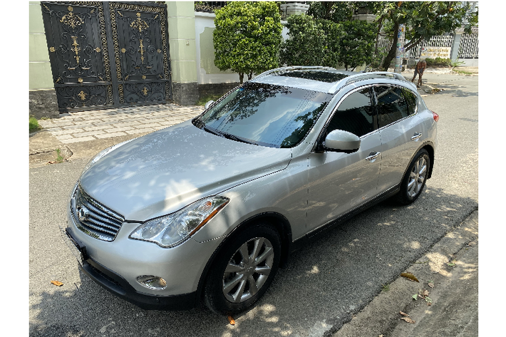 Hiện giá xe Infiniti EX35 đời cũ đang được rao bán trên thị trường khoảng 650 triệu đồng. Như vậy, sau 12 năm xuất hiện thì giờ nó còn rẻ hơn cả Mitsubishi Xpander bản tiêu chuẩn 2020.