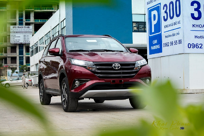 Toyota Rush 7 chỗ lần đầu được giới thiệu tại thị trường Việt Nam hồi tháng 9/2018 với tham vọng cùng những "người anh em" Toyota Innova và Avanza "bá chủ" phân khúc xe đa dụng (MPV) tại Việt Nam. Trong cuộc chiến này, trước khi ≈ xuất hiện thì Toyota Innova đang là "trùm" khi liên tục thống trị về doanh số của phân khúc.