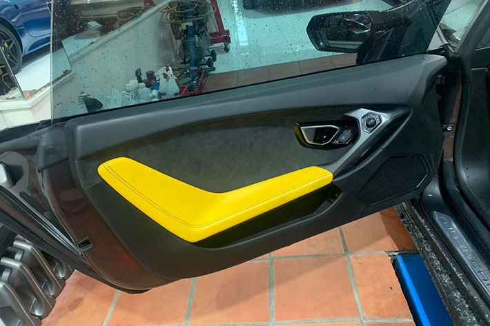 Người rao bán cũng cho biết, giá xe Lamborghini Huracan LP610-4 màu xám đang được rao bán 12,5 tỷ đồng đã có khoảng 1 tỷ đồng là tiền đồ chơi chính hãng theo xe gồm bộ body kit độ rất đẹp mắt ở cản va trước, nẹp sườn và cánh gió đuôi cố định.