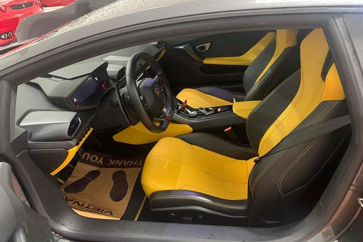 Chiếc siêu xe Lamborghini Huracan LP610-4 màu xám này được nhập khẩu chính hãng và cũng chính là chiếc xe Lamborghini Huracan LP610-4 đầu tiên về Việt Nam. Do được chăm sóc từ đại lý chính hãng nên chiếc xe Lamborghini Huracan này đang trong tình trạng hoàn hảo và muốn tìm thấy chủ nhân mới với giá "thách cưới" 12,5 tỷ đồng.
