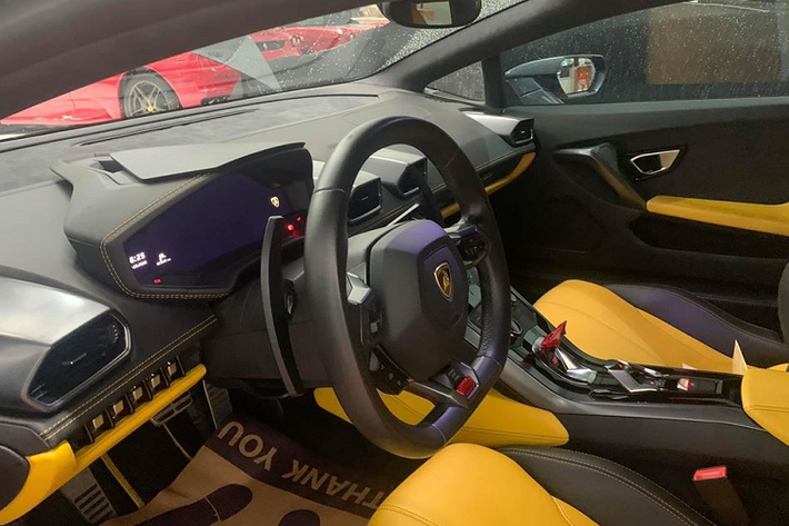 Siêu xe Lamborghini Huracan LP610-4 màu xám vẫn sở hữu động cơ V10, dung tích 5.2 lít, sản sinh công suất tối đa 610 mã lực tại vòng tua máy 8.250 vòng/phút và mô-men xoắn cực đại 560 Nm tại vòng tua máy 6.500 vòng/phút.