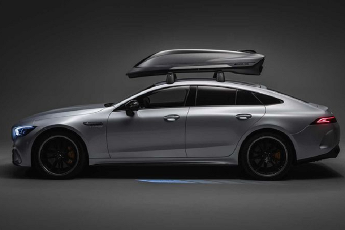 Hộp gắn nóc xe của Mercedes-AMG tất nhiên cũng có kiểu dáng rất phong cách - phù hợp với diện mạo của chiếc xe thể thao Đức, đồng thời có nhiều tính năng tạo tính khí động học như bộ khuếch tán, các vây cắt gió. Hộp gắn nóc này thực tế được tạo ra cho tất cả các dòng xe Mercedes.