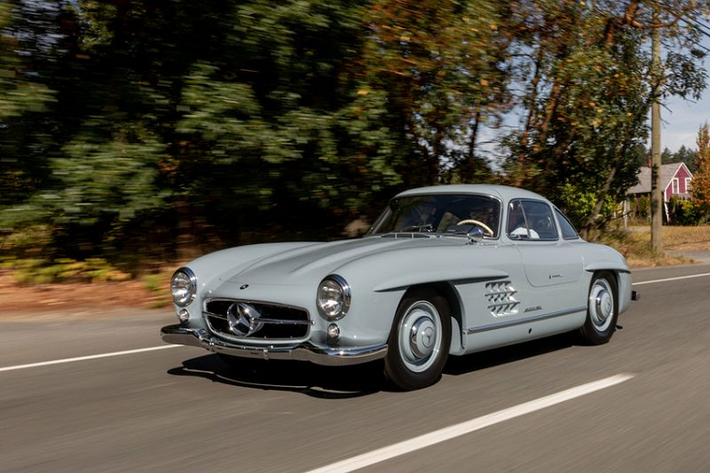 Danh sách đấu giá của Bring A Trailer đã tiết lộ rằng từ năm 2014 - 2016, Mercedes-Benz 300SL đã được đưa trở lại Anh và trải qua quá trình phục hồi toàn diện. Trong lần trùng tu này, chiếc xe đã được trả lại độ bóng bẩy ban đầu cho lớp sơn thân xe màu xanh pastel Blaugrau rất "trend".