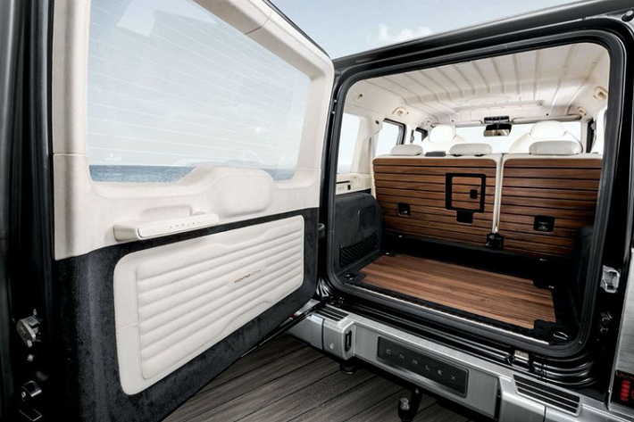 Bước vào bên trong, Carlex đã sử dụng da Alcantara màu trắng kết hợp da cognac với các điểm nhấn nhẹ để tạo nên một phong cách mới cho Mercedes-AMG G63.