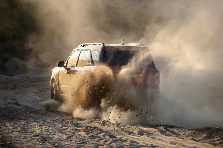 Nhằm mang đến cho người dùng những trải nghiệm off-road ấn tượng nhất, Ford đã trang bị cho Bronco Sport hệ thống quản lý địa hình với tối đa 7 chế độ GOAT (chữ viết tắt của Goes Over Any Terrain) bao gồm Normal, Eco, Sport, Slippery và Sand. Đối với những người thực sự đam mê off-road có thể lựa chọn bản Bronco Sport Badlands hoặc First Edition. Cả hai đều được trang bị hệ thống dẫn động bốn bánh 4x4 tiên tiến và công nghệ ly hợp kép độc quyền trong phân khúc cùng khóa vi sai.