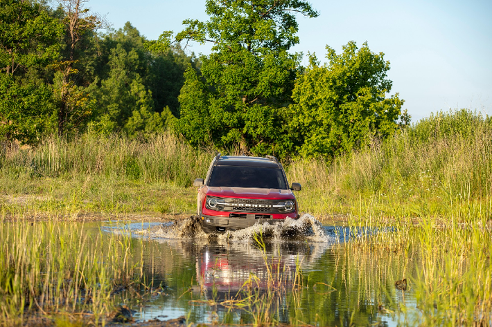 Di chuyển vào bên trong, Mẫu xe SUV Ford Bronco Sport 2021 gây ấn tượng với một không gian cabin đơn giản đi kèm với một số điểm nhấn thú vị. Thiết kế nội thất không quá cầu kỳ sẽ giúp người dùng dễ dàng làm quen với Ford Bronco Sport.