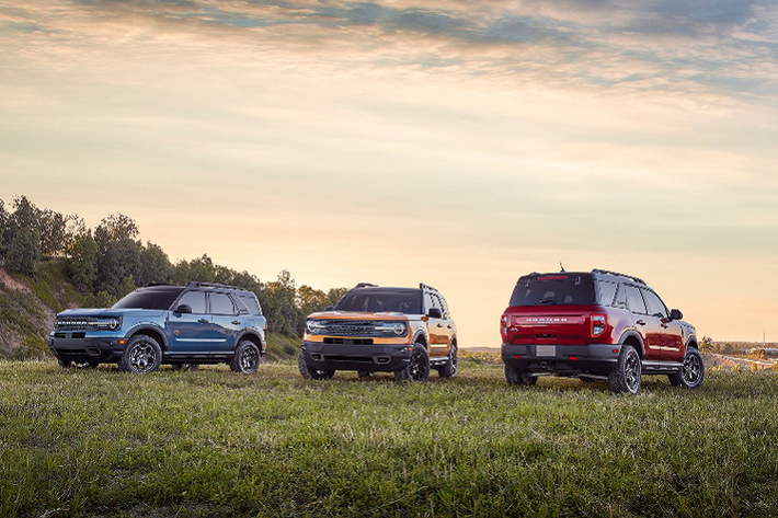 Về thiết kế ngoại thất, có thể thấy Ford Bronco Sport 2021 mới sở hữu phong cách thiết kế đậm chất thể thao với ngoại thất hai tông màu. Phần đầu xe nổi bật với lưới tản nhiệt hình chữ nhật được đặt cạnh cụm đèn pha hình tròn. Đặc biệt, Ford Bronco Sport có phần nhô ra ngắn hơn để tối đa hóa khả năng off-road.