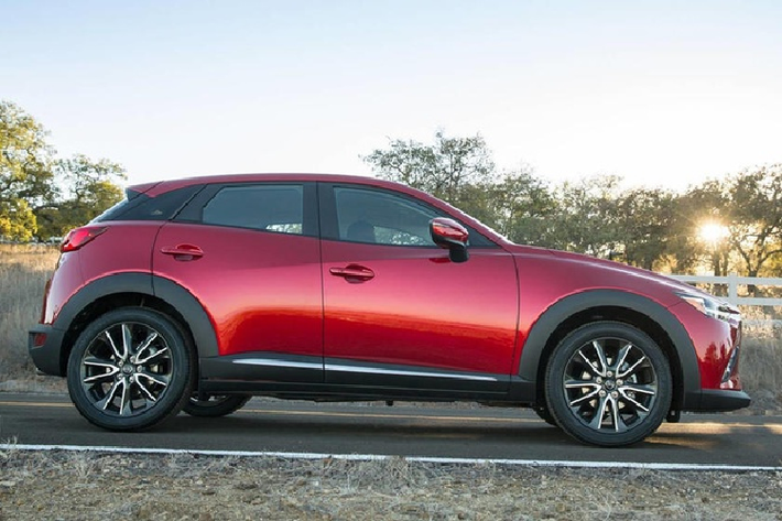 Mẫu crossover Mazda CX-3 mới sẽ chỉ có sẵn với một phiên bản duy nhất là cấu hình Sport với hệ dẫn động cầu trước hoặc hệ dẫn động 4 bánh i-Activ. Mazda đã loại bỏ 2 cấu hình Touring và Grand Touring, nhưng bổ sung một số trang bị tiêu chuẩn quan trọng.