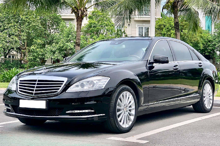 Theo thông tin rao bán, Mercedes-Benz S300 đời 2011, được đăng ký lần đầu hồi năm 2012. Đến nay, sau 8 năm sử dụng, chiếc S300 này đã lăn bánh được hơn 80.000km và đang được chào bán với giá 999 triệu đồng. Tức rẻ hơn một chiếc Toyota Camry 2.0G bản tiêu chuẩn đang có giá niêm yết 1,029 tỷ đồng.