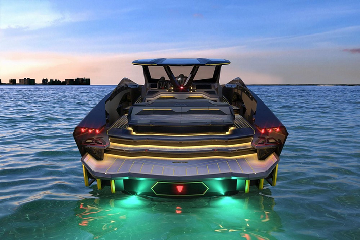 Cái tên của nó rõ ràng là ám chỉ tới năm thành lập 1963 của hãng siêu xe Lamborghini cũng như chiều dài 63 feet (tương đương 19,2 mét), thế nhưng du thuyền gắn máy này có chia sẻ nhiều điểm chung với siêu xe thương hiệu Ý hơn chỉ là cái tên.