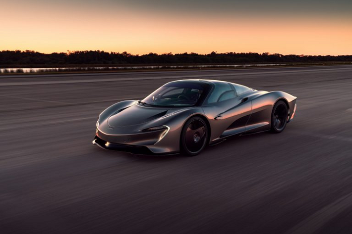 Để giúp chiếc siêu xe McLaren Speedtail trở nên nhanh và mạnh nhất, Hãng xe Anh quốc đã tối ưu hóa thiết kế với những đường nét tối giản và phần đuôi xe kéo dài, giúp tối ưu hóa luồng khí qua xe.