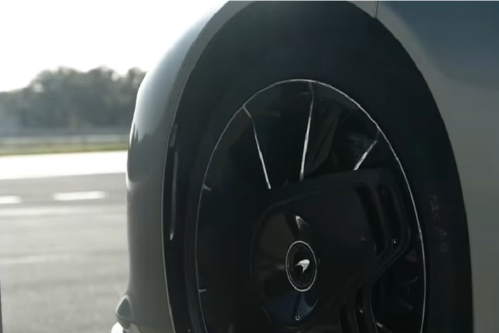 Với sức mạnh này, McLaren Speedtail hoàn toàn mới có thể tăng tốc lên 300 km/h trong chỉ 12,8 giây và có thể đạt tốc độ tối đa lên đến 403 km/h, trở thành chiếc xe nhanh nhất của McLaren ở thời điểm này. Theo như công bố của McLaren, hệ dẫn động hybrid cùng viên pin công nghệ cao đã giúp ích rất nhiều để chiếc xe có thể đạt được khả năng vận hành đó.