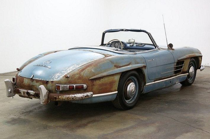 Như được thấy trong những bức ảnh ở đây, chiếc 300SL Roadster quý hiếm đã bị gỉ khá nặng vì nằm yên ở một chỗ trong suốt một quãng thời gian dài. Nhưng khi còn mới và đẹp đẽ, nó đã được sử dụng tương đối nhiều khi đồng hồ công-tơ-mét hiển thị con số 75.629 dặm (121.713 km). Xem ra, những người chủ xe trước đây cũng hết sức yêu mến chiếc xe.