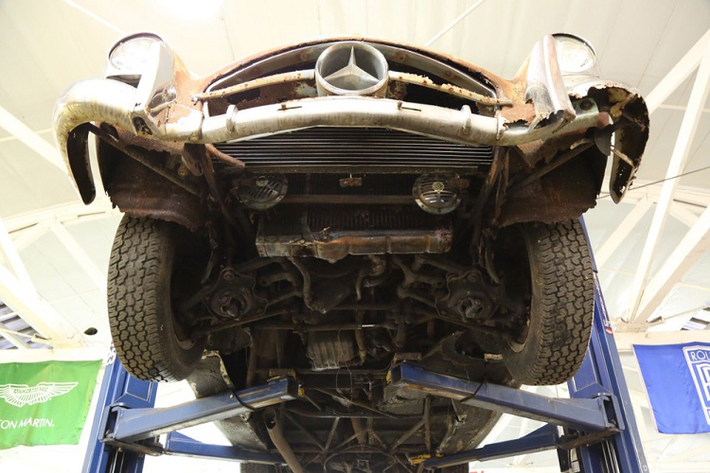 Mẫu 300SL có thể là nổi tiếng nhất trong hình thái coupe Gullwing mui cứng với cánh cửa mở đứng lên, nhưng phiên bản mui trần cũng được khát khao khuông kém. Trên thực tế, nó vẫn có đầy đủ hiệu suất mạnh mẽ của coupe nguyên bản, nhưng có nhiều không gian tựa đầu hơn và cải thiện cả hệ thống máy móc bên trong, giúp tăng thêm 20 mã lực và tính cân bằng tổng thể.