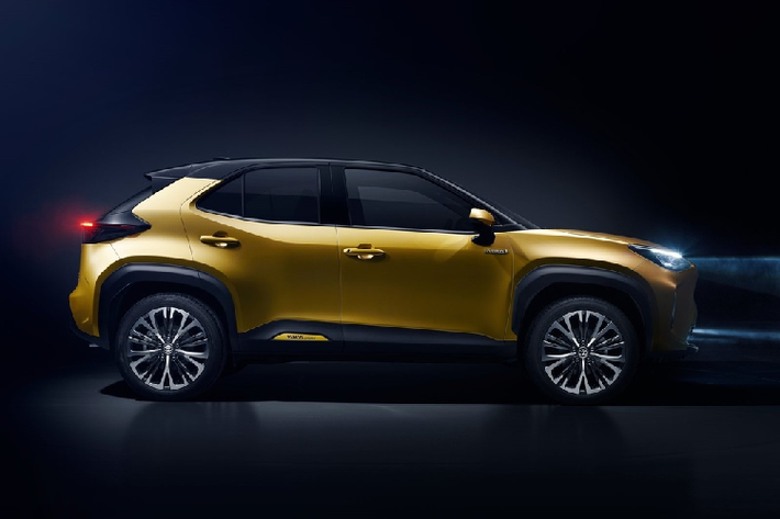 Yaris Cross được định vị thấp hơn C-HR. Kiểu dáng của Yaris Cross được đánh giá là thực dụng và hầm hố hơn đàn anh. Thiết kế của Yaris Cross ảnh hưởng nhiều bởi RAV4 với những đường nét vuông vức từ đầu đến đuôi.
