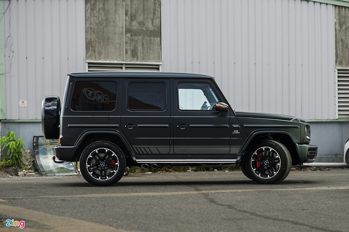 Tổng thể, Mercedes-AMG G 63 với gói Trail Package không có nhiều khác biệt so với xe nguyên bản. Xe sở hữu màu đen mờ, đi cùng bộ tem ở phần dưới cửa và viền đỏ trên ốp gương chiếu hậu tương tự phiên bản Edition 1.