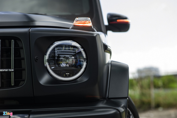 Hệ thống chiếu sáng trên Mercedes-AMG G 63 sử dụng công nghệ Multibeam LED thông minh, có khả năng điều chỉnh luồng sáng không gây chói mắt cho xe chạy ngược chiều.