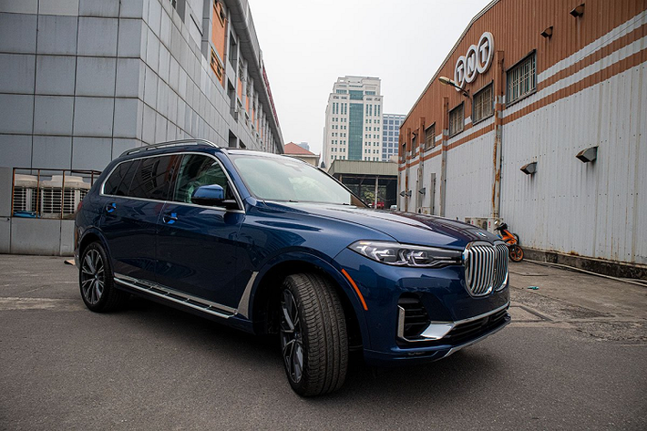 Ra mắt thị trường toàn cầu vào tháng 3/2019, mẫu xe sang BMW X7 2020 hoàn thiện bộ sưu tập gia đình X-Family của thương hiệu Đức với tư cách "anh cả" trong dòng xe SUV so với các mẫu xe như X5, X3... Để cho ra đời chiếc xe ôtô mới BMW X7, thương hiệu xe sang đến từ Đức đã phải mất đến 12 năm để nghiên cứu, sản xuất và trình làng một mẫu xe SUV cỡ lớn nhưng vẫn mang lại trải nghiệm "rất BMW".