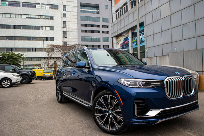 BMW X7 2020 tại Việt Nam hiện được các đại lý tư nhân bán ra ở mức 7,15 tỷ đồng, rẻ hơn khá nhiều so với hàng chính hãng cùng những công nghệ an toàn cao cấp hơn.