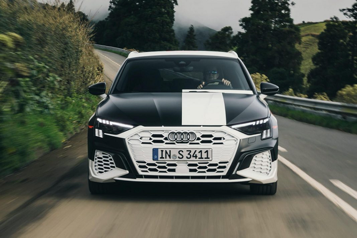Trên phiên bản hiệu năng cao hơn của mẫu xe sang Audi A3 mới cũng sẽ được trang bị hệ thống lái cơ điện cung cấp các tỷ số truyền khác nhau tùy thuộc vào góc lái. Ngoài ra, Audi A3 2020 cũng sẽ cung cấp hệ thống treo mới với bộ giảm chấn thích ứng cung cấp ba cài đặt khác nhau: Comfort , Auto và Dynamic.