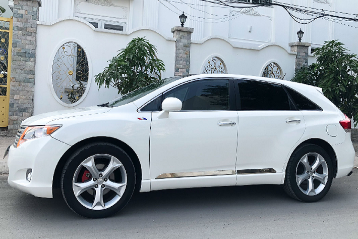 Tại thời điểm mới ra mắt, Toyota Venza nhập khẩu được khá nhiều khách Việt khá giả tìm đến vì nó “gầm cao máy thoáng” mới mẽ hơn lựa chọn chơi Camry nhập Mỹ. Trải qua 10 năm, ngoại thất chiếc Venza này vẫn còn “cứng” và không hề lỗi thời. Đây là một ưu điểm trong thiết kế của xe Toyota, Lexus hay xe Nhật nói chung, vốn rất bền dáng theo thời gian.
