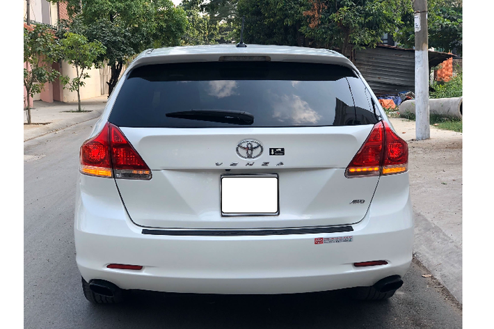 Cùng với Toyota Camry, Highlander và Sienna – mẫu crossover Toyota Venza nhập Mỹ từng được đưa về Việt Nam khá nhiều với đầy đủ các phiên bản khác nhau từ I4 2.7L và V6 3.5L. Dòng xe Toyota Venza hội tụ được nhiều yếu tố như: thiết kế đẹp mắt, nội thất rộng rãi, cung cấp nhiều tiện nghi tiệm cận xe sang trọng thời bấy giờ. Chính vì thế, Toyota Venza đã chinh phục được nhiều khách hàng Việt khó tính.