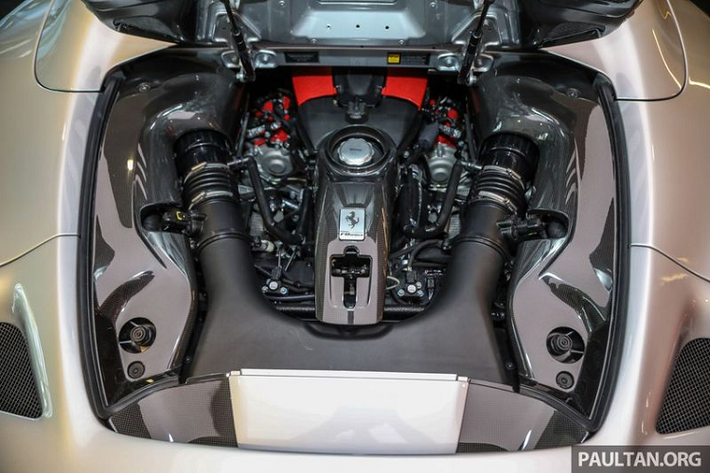 Hốc gió S-Duct trên dòng siêu xe Ferrari F8 lấy cảm hứng từ xe Công thức 1 giống như Ferrari 488 Pista sở hữu. Tuy nhiên, hốc gió S-Duct trên Ferrari F8 Spider đã được hãng siêu xe Ý thiết kế lại giúp tăng lực ép xuống mặt đường thêm 15% so với "đàn anh" 488 Spider.