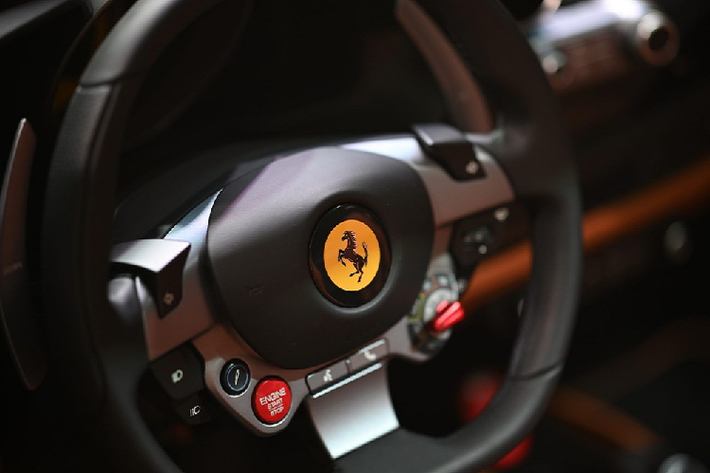 Việc thêm vào phần mui xếp cứng khiến chiếc siêu xe mui trần Ferrari F8 Spider nặng hơn biến thể mui cứng là Ferrari F8 Tributo khoảng 70 kg. Tuy nhiên, Ferrari F8 Spider vẫn nhẹ hơn người tiền nhiệm là Ferrari 488 Spider đến tận 20 kg. Bên cạnh trọng lượng được giảm cân, siêu xe mui trần Ferrari F8 Spider còn sở hữu thiết kế khí động học tốt và hiệu quả hơn 10% so với mẫu xe tiền nhiệm là Ferrari 488 Spider đã có 3 chiếc về Việt Nam.