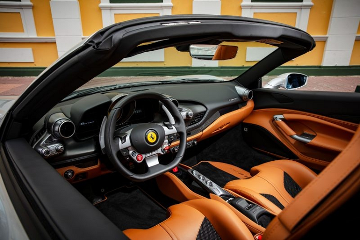 Ferrari F8 Spider 2020 mới thực chất là biến thể của siêu xe mui trần Ferrari F8 Tributo đang có mặt trong garage của Cường Đô la. Như những chiếc siêu xe mui trần khác của Ferrari, mui xếp cứng của F8 Spider có thể đóng hoặc mở mui trong khoảng thời gian 14 giây hoặc vẫn có thể thực hiện ngay khi xe ở tốc độ dưới 50 km/h.