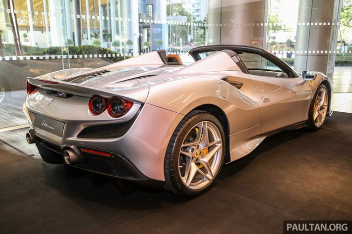 Hy vọng là trong thời gian không xa, giới mê xe tại Việt Nam có thể nhìn ngắm trực tiếp Ferrari F8 Spider 2020 mới. Chiếc siêu xe mui trần Ferrari F8 Spider mới được ra mắt ở Thái Lan và sẽ trưng bày tại đây đến hết ngày 19/7 thuộc diện tạm nhập tái xuất. Ước tính giới nhà giàu nước này phải bỏ ra số tiền 26,35 triệu baht, tương đương 19,5 tỷ đồng để sở hữu F8 Spider. Tại Malaysia, giá xe Ferrari F8 Tributo Spider bán ra từ 6,5 tỷ đồng chưa bao gồm thuế và phí liên quan.