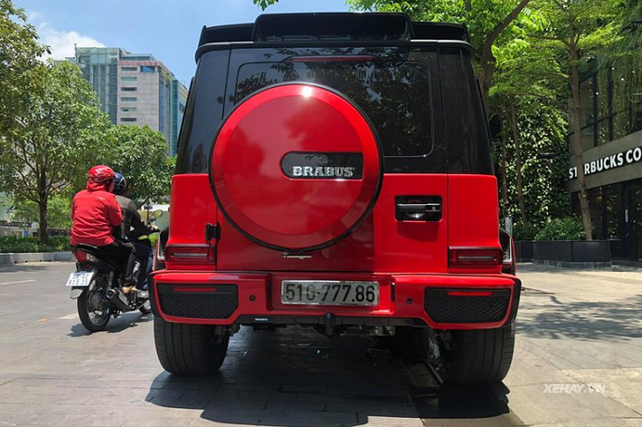 Để gia tăng thêm độ ngầu cho xe, chủ nhân cũng độ lại bộ mâm từ 22 inch hiệu AMG tiêu chuẩn cho G63 Edition-1 lên bộ mâm Brabus Black Platinum 9 chấu kép, kích thước tới 23 inch cực khủng. Kết hợp với đó là bộ lốp thể thao hiệu Yokohama Advan Sport V105.