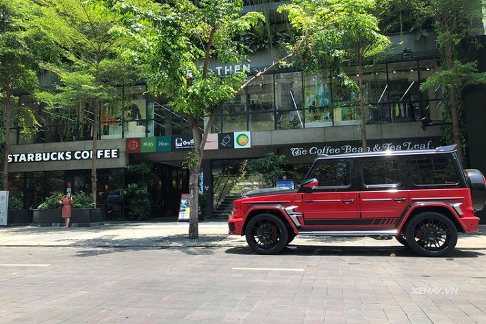Đối với phần đuôi xe, Mercedes-AMG G 63 độ Brabus 700 Widestar được trang bị thêm một cánh gió trên nóc xe nhằm gia tăng yếu tố khí động học. Thêm vào đó, tấm ốp bánh xe dự phòng ở đuôi xe cũng gắn thêm logo Brabus cùng móc kéo đặc trưng trên dòng xe G-Class.