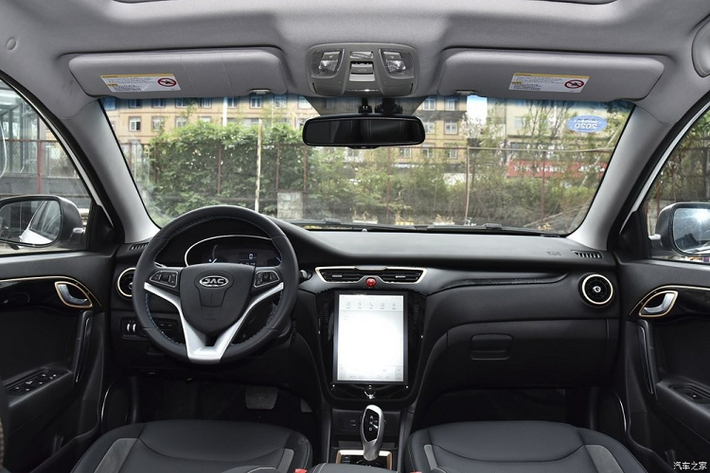 Nội thất của JAC iEVA5 có trang bị một màn hình cảm ứng rất lớn. Ngoài ra, ta còn thấy sự tồn tại của thiết bị châm lửa thuốc lá tại cụm điều khiển trung tâm. Đây là một chi tiết hiếm thấy ngày nay và cho thấy Heyue nguyên bản đã cũ tới mức nào.