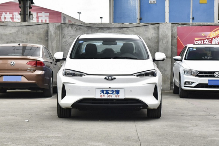 JAC iEVA5 2020 mới là một mẫu sedan điện có cự li di chuyển khoảng 400 km. Tất cả những mẫu xe trên đều là xe điện thuần chủng, và nhiều mẫu thậm chí còn có kích thước và giá cả tương đồng. Bất chấp điều đó, JAC mới đây đã ra mắt the một mẫu xe điện nữa là iEVA5. Nó được chế tạo dựa trên mẫu sedan Heyue chạy xăng đã lạc hậu, và nhận được không ít điểm đổi mới trên phương diện thiết kế nội – ngoại thất