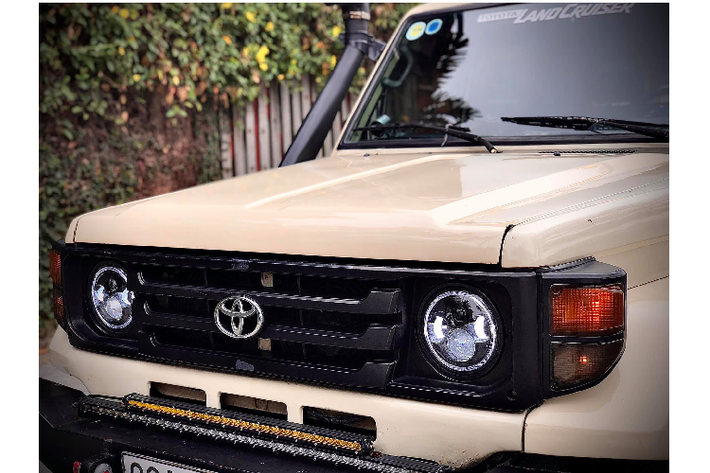 Land Cruiser BJ70 hỗ trợ đi off-road vượt địa hình tối khi sử dụng nền tảng khung gầm rời và hệ dẫn động hai cầu đặc trưng của xe SUV. Chiều dài cơ sở ngắn là một lợi thế giúp xe vượt gốc đỉnh dốc tốt. Hệ thống treo trước và sau của Land Cruiser BJ70 đều sử dụng lò xo lá (nhíp), chính vì thế hệ thống treo cứng, không cho cảm giác thoải mái khi lái xe.