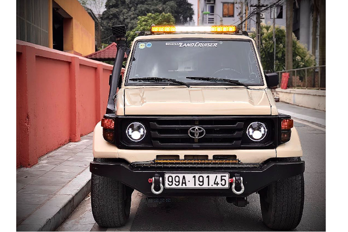 Land Cruiser 70 Series được cung cấp đa đa dạng các phiên bản động cơ xăng và dầu khác nhau. Bên cạnh nhiều biến thể như: Trục cơ sở ngắn (FJ70 và BJ70 trong bài viết), trục cơ sở trung (FJ73 / BJ73) và trục cơ sở dài (FJ75 / HJ75).