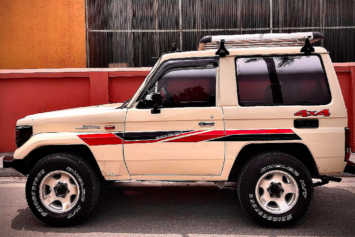 Chiếc Toyota Land Cruiser đời 1985 này thuộc phiên bản BJ70 (1985 – đến nay), biến thể thùng ngắn (Short Van) có chiều dài cơ sở 2.310mm. Xe sử dụng động cơ dầu 4cyl thẳng hàng dung tích 3.4L (3.431cc), OHV cho công suất tối đa 96,6 mã lực tại 3.500 vòng/phút. Sức mạnh được truyền xuống 2 cầu (4WD) thông qua hộp số sàn 4 cấp (4AT).