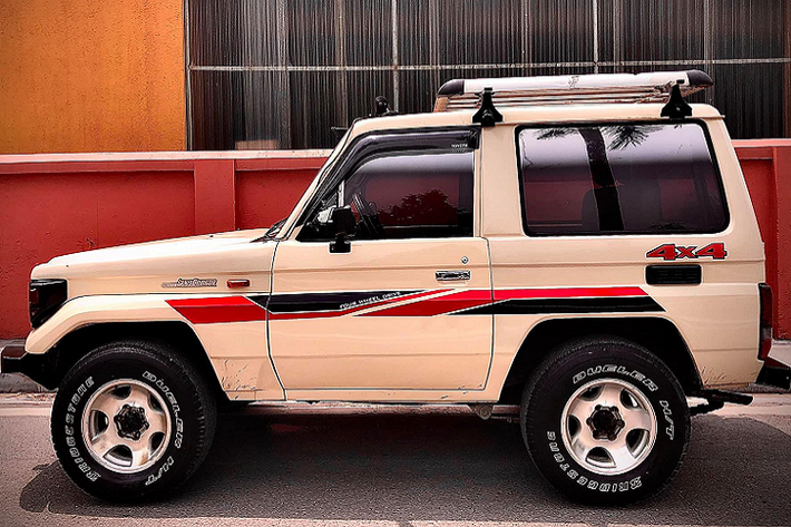 Chiếc Land Cruiser BJ70 cũ này đã được chủ nhân dành rất nhiều thời gian, công sức và cả tiền bạc để “dọn” lại nội ngoại thất. Chăm chút kiểu dáng khi phần đầu xe đã được độ lại cụm đèn pha mới tích hợp LED chiếu sáng ban ngày hình tròn hiện đại và LED trợ sáng trên nóc.