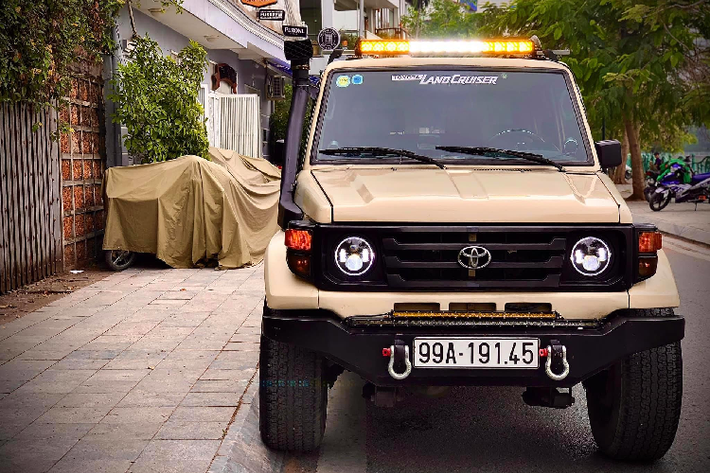 Hiện tại, giá xe Toyota Land Cruiser BJ70 đời 1985 này đang được chủ nhân rao bán với mức “thách cưới” 350 triệu đồng. Đây được cho là một chiếc xe địa hình hàng hiếm tại Việt Nam.