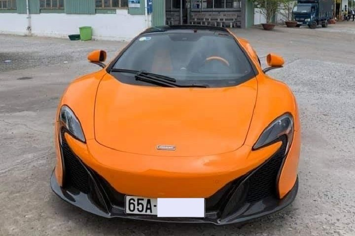 Gần đây, thông tin về việc một doanh nhân Cần Thơ tậu chiếc siêu xe McLaren 650S Spider màu cam đã qua sử dụng khiến giới mê xe ở miền Tây không khỏi vui mừng. Ngay khi có mặt tại Cần Thơ, chủ nhân đã cho chiếc siêu xe McLaren 650S Spider dạo phố.