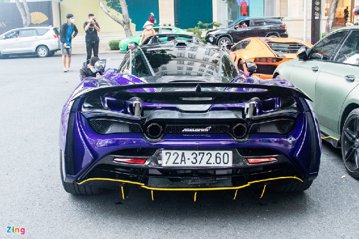 Sau khi nâng cấp bodykit mới, chiều rộng thân xe tăng đôi chút. Cụ thể, vòm bánh trước rộng hơn 60 mm và vòm bánh sau rộng hơn 130 mm. Sự thay đổi này vừa tăng vẻ hầm hố cho xe, vừa cung cấp thêm không gian để bổ sung các chi tiết khí động học.