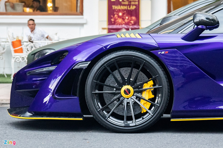 Bộ mâm nguyên bản được thay bằng la-zăng đa chấu của Vossen với kích thước 20 inch ở phía trước và 21 inch ở phía sau.