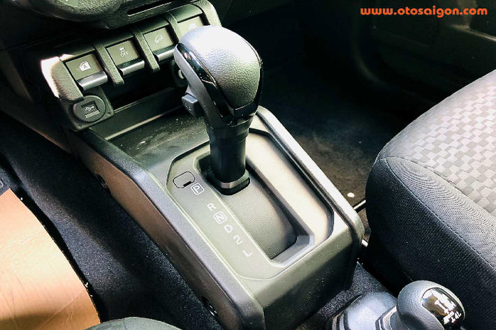 Bên cạnh đó, kiểu dáng thiết kế mới của Jimny trông khá tương đồng với thiết kế của mẫu SUV mang tính biểu tượng – Mercedes-Benz G-Class. Chính vì lẽ đó, Suzuki Jimny thế hệ mới nhận được sự chú ý của đông đảo các tín đồ chơi xe off-road, SUV và bán tải trên toàn thế giới kể từ khi được ra mắt.