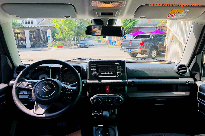 Từ trước đến nay, dòng xe SUV cỡ nhỏ Suzuki Jimny rất được ưa chuộng bởi sự tiện dụng, có tính linh động và khả năng vượt địa hình đi off-road khá tốt với góc tiếp cận và góc thoát trước sau lần lượt là 37 và 49 độ cho phép nó linh động đi địa hình xấu và khả năng off-road tốt. Xe sử dụng 2 cầu cứng và nền tảng khung gầm rời (body-on-frame) đậm chất xe SUV thực thụ.