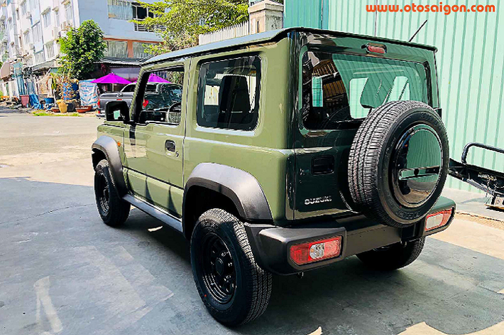 Mức giá lăn bánh hơn 1,4 tỷ đồng không phải là một số tiền lớn quá tầm với nhiều người. Nhưng không phải ai cũng dám mang về một mẫu xe bình dân giá rẻ ở nước ngoài, thiết kế trông như “xe đồ chơi” rồi ra biển số lăn bánh tiền tỷ tại Việt Nam. Suzuki Jimny thực sự là hàng độc mà chỉ có người chơi mới hiểu đúng và đủ giá trị của nó, họ sẵn sàng bỏ ngoài tai suy nghĩ của số đông.