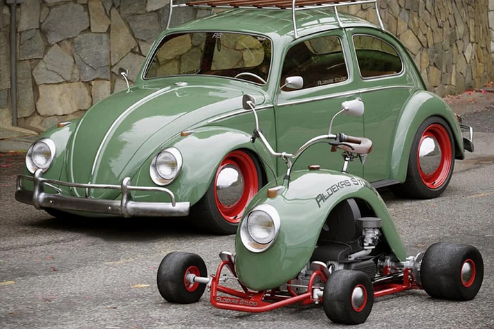Volkswagen Beetle huyền thoại là một trong những mẫu xe đi vào lịch sử của ngành công nghiệp ôtô, với kiểu dáng con bọ đặc trưng. Ra mắt lần đầu năm 1938, tính đến nay đã có hàng chục triệu chiếc Beetle được sản xuất.
